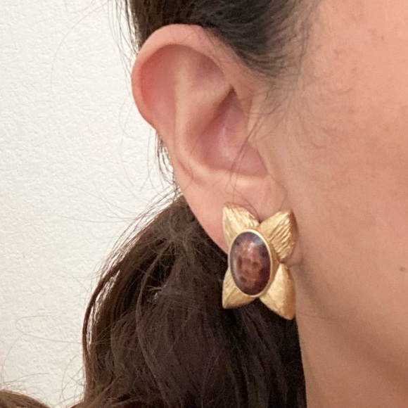 Vintage Unsigned Brown Oval Enamel Gold-tone Flower Post Earrings - Picture 2 of 10